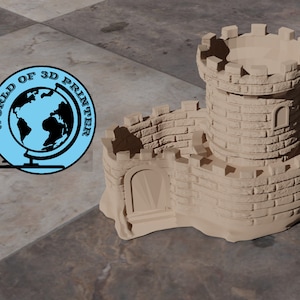 Könnte beinhalten: Ein 3D-gedrucktes Modell eines Steinschlossturms mit einem Zinnenkranz und einem kleinen Fenster. Der Turm ist beige und hat eine strukturierte Oberfläche.