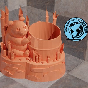 Puede incluir: Porta lápices de color naranja impreso en 3D con forma de panda sentado en un bosque de bambú. El porta lápices tiene una abertura cilíndrica para lápices y una base con una superficie texturizada. El texto "WORLD OF 3D PRINTER" está impreso en un círculo azul con un icono de globo terráqueo.
