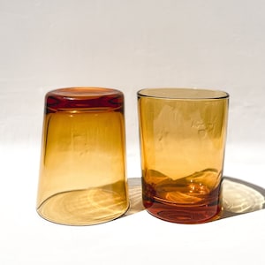 1970er Jahre Vintage Paar von zwei braunen Becher Gläsern. 260ml Fassungsvermögen. Starkes, hochwertiges gehärtetes Glas.