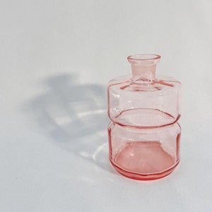 50s/60s vintage carafe/decanter. Delicate blush pink. Unique design. Matching set of digestif glasses available on the shop.