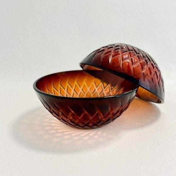 60s/70s vintage set of two ambre glass bowls. "Crystal" pattern. Staple pieces of French retro kitchens.