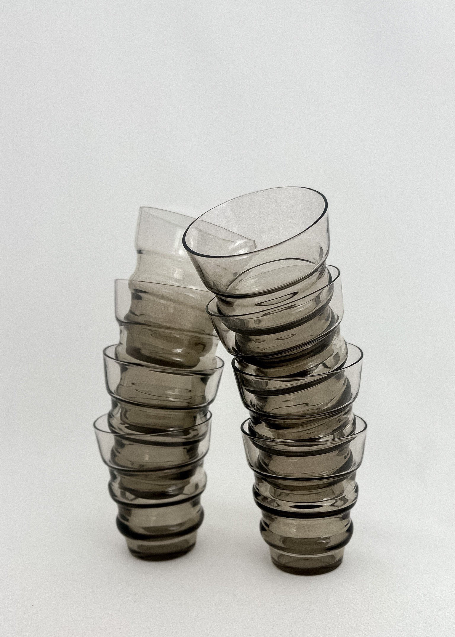 Ensemble Vintage Des Années 60/70 de 8 Petites Lunettes Grises. Vin, Eau ou Spiritueux. Verre Fin et