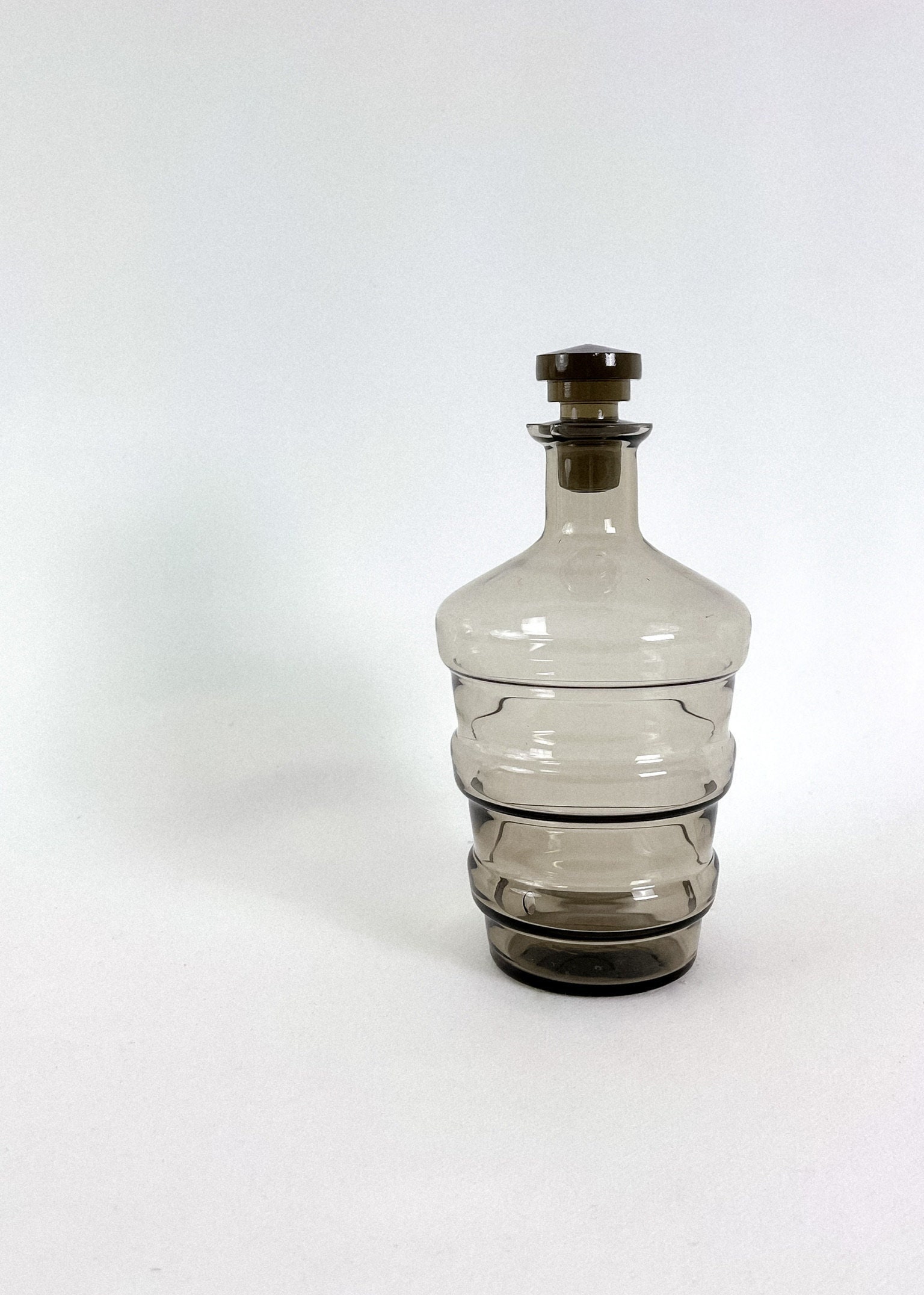 Carafe Vintage Des Années 60/70. Verre Fumé Aux Tons Gris. Bouchon en Verre Inclus. Lunettes Assorti