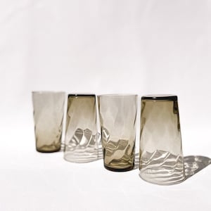 1970er Jahre Vintage Set mit 4 Luminarc braun / grau Wassergläsern. 240ml Fassungsvermögen. Starkes, hochwertiges gehärtetes Glas.