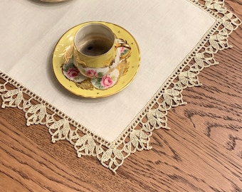 Placemat in linen blend. Finished with crochet lace entirely handmade. Used cotton DMC N.8 of 20 grams