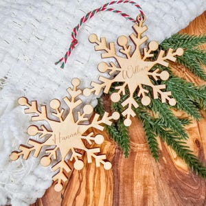 Snowflake Christmas tags, personalized gift tags, Christmas table decorations, name place, luxury gift wrapping, place setting, ornament