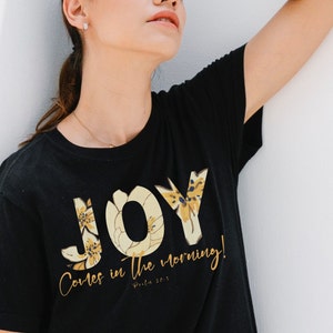Black Joy Comes in the Morning T-shirt | Christelijke Bijbel Tee | Jezus Shirt | Bijbelverzen Shirt | Christelijke gaven| Bloemen Shirt