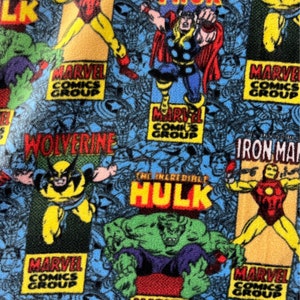 Peut inclure: Un tissu bleu avec un motif r&eacute;p&eacute;t&eacute; de personnages de Marvel Comics, dont Iron Man, Wolverine, Thor et Hulk. Chaque personnage est entour&eacute; d'une bordure jaune et rouge avec le logo de Marvel Comics Group.