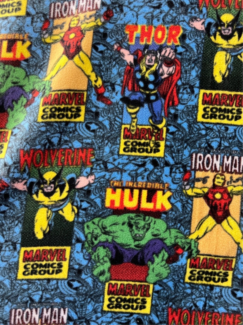 Peut inclure: Un tissu bleu avec un motif r&eacute;p&eacute;t&eacute; de personnages de Marvel Comics, dont Iron Man, Wolverine, Thor et Hulk. Chaque personnage est entour&eacute; d'une bordure jaune et rouge avec le logo de Marvel Comics Group.