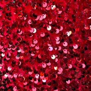 Röda paljetter på tvåvägsstretchigt rött sammetstyg, 5 mm glänsande paljetter, 136 cm breda, kostym, danskläder, dekoration, bakgrund