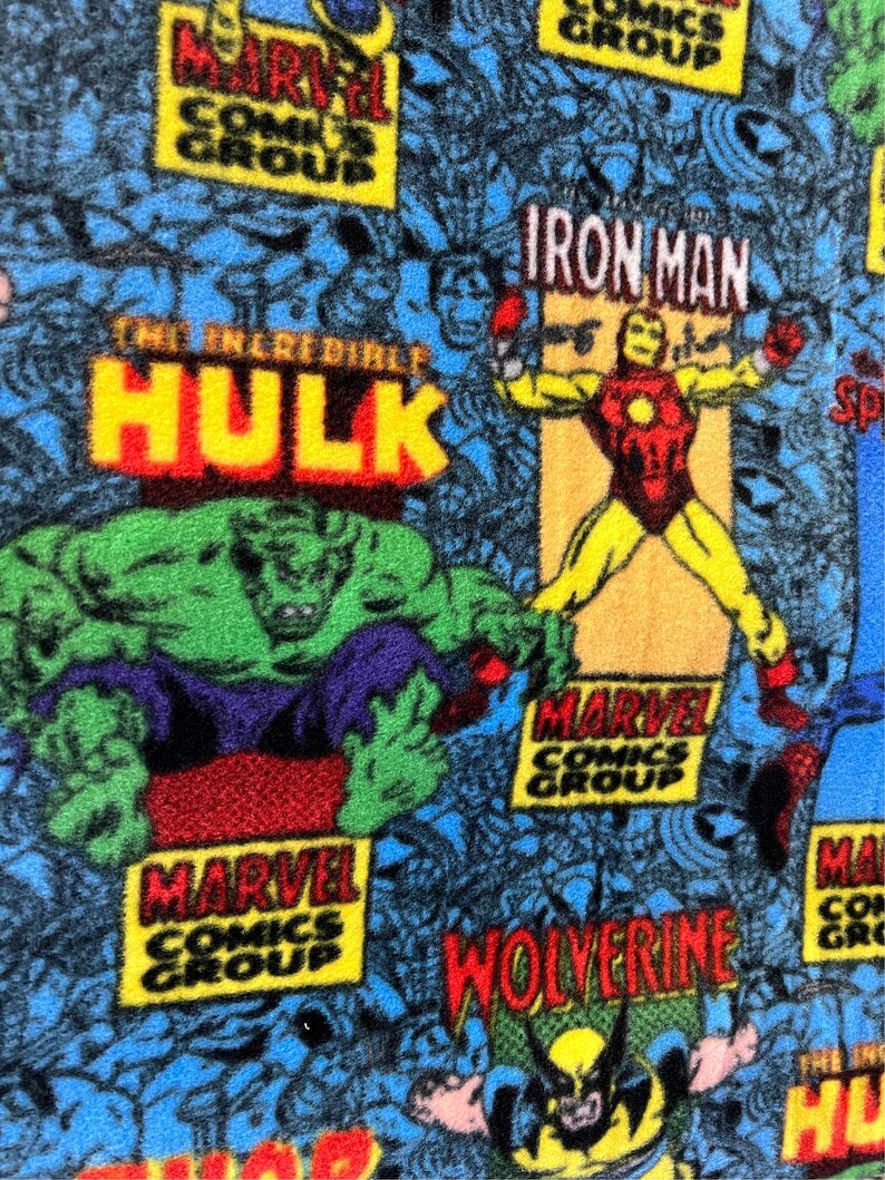 Peut inclure: Un tissu color&eacute; avec un motif r&eacute;p&eacute;t&eacute; de personnages de Marvel Comics, dont l'Incroyable Hulk, Iron Man et Wolverine. Le tissu pr&eacute;sente le logo de Marvel Comics Group en jaune, rouge et bleu.