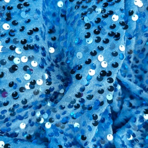 Paillettes bleu clair sur tissu velours bleu extensible, 5 mm de paillettes brillantes, extensible dans les 2 sens, 54 po. de large, costume, tenues de danse, décoration, toile de fond