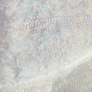 Irisierende weiße Folie Schlangenhaut Muster auf Stretch Samt Stoff Massenware, 60 '' breit, Dekoration, Hintergrund