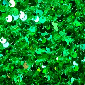 Grüne Pailletten auf ZweiWegeStretch, grünem Samtstoff, 5mm glänzende