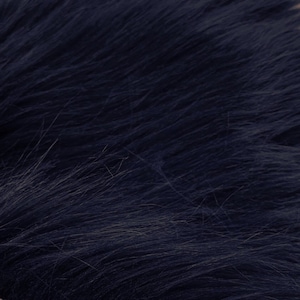 Puede incluir: Primer plano de una tela de piel sintética de color azul oscuro. La piel es suave y esponjosa, con un aspecto ligeramente texturizado.