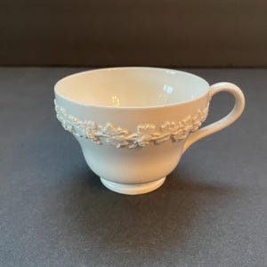 Vintage wedgwood of Etruria & Barlaston reliëf queensware crème op crèmekleurige beker met reliëf