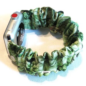 Peut inclure: Bracelet de montre Apple &agrave; motif floral vert et blanc. Le bracelet est fait d'un tissu extensible et pr&eacute;sente un design &agrave; volants.