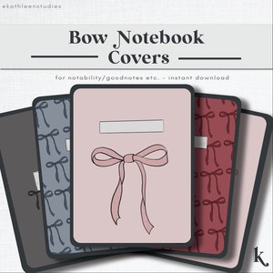 Può includere: Quattro copertine per notebook digital con un design a fiocco rosa. Le copertine presentano diversi motivi: grigio scuro, grigio chiaro con fiocchi blu, sfondo rosa con un solo fiocco rosa e rosso scuro con fiocchi rossi.