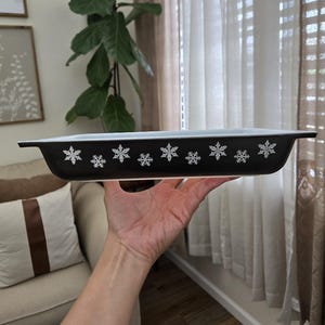 Vintage Black Snowflake Pyrex Casserole Dish: Mid-Century Cookware