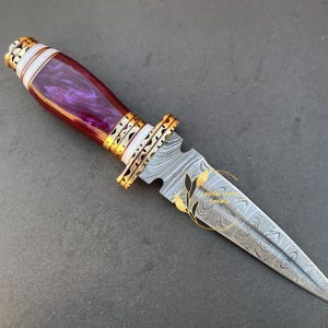 Custom cadeau handgemaakt damascus staal dolkmes met paars hars handvat, gepersonaliseerd jachtmes cadeau voor hem, vriend, Valentijnsdag
