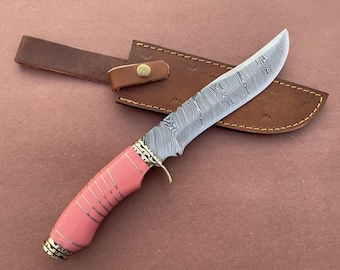 Personalisiertes Geschenk Handgefertigtes geschmiedetes Damast-Stahl-Jagdmesser mit rosa Farbe Harzgriff, bestes Geburtstags- und Jahrestagsgeschenk für Frau, sie