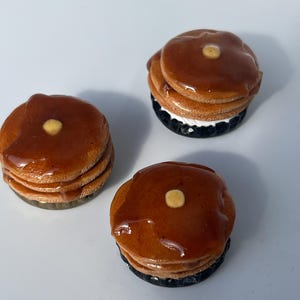 der Ahorn Stapel Magnet | Pfannkuchen mit Ahornsirup Frühstück Kühlschrankmagnet handgemacht seltsam verträumt