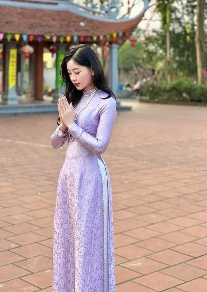 Charmant brocart violet fait main Ao Dai, casquette Ao Dai Viet Nam mau Xanh cao, o Dài truyền thống việt nam cao cấp With Pearls