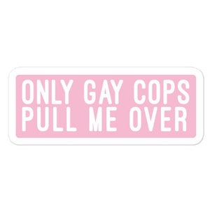 Op de afbeelding: Roze sticker met witte tekst die "Only Gay Cops Pull Me Over" zegt