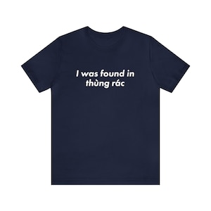 Ich wurde in Thùng Rác gefunden. Klassisches Unisex Jersey Kurzarm T-Shirt. Vietnamesisches Geschenk. Sommer Tee. Frauen T-shirt. Herren Rundhalsausschnitt.