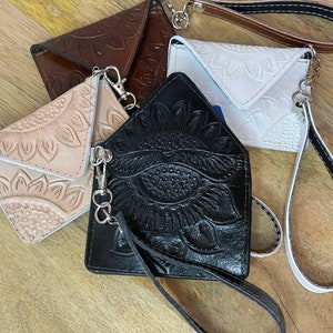 Chiseled Leather wristlet | Cartera Cincelado Vaqueta | Tarjetero de Vaqueta | Hand Tooled Leather Wristlet | Leather Cardholder |