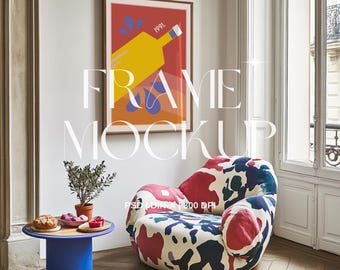 Könnte beinhalten: Ein gerahmter Kunstdruck mit einem gelben Flaschendesign auf rotem Hintergrund hängt über einem farbenfrohen Sessel. Ein kleiner blauer Tisch trägt eine Pflanze und Snacks. Der Text "FRAME MOCKUP" ist enthalten.