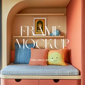 Pu&ograve; includere: Un mockup di cornice in legno con una cornice in legno marrone chiaro e un passepartout bianco. La cornice &egrave; appoggiata su uno scaffale in una nicchia con uno sfondo in legno marrone chiaro. La nicchia ha un cuscino a quadri blu chiaro e bianco e tre cuscini. I cuscini sono blu, arancioni e gialli con un viso sorridente. Il testo "FRAME MOCKUP" &egrave; scritto in bianco sull'immagine. Il testo "PSD | DIN-A | 300 DPI" &egrave; scritto in bianco sull'immagine.