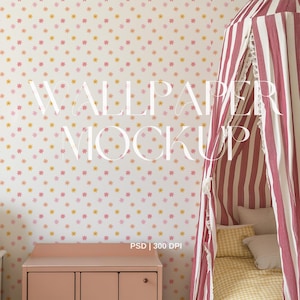 Könnte beinhalten: Eine rosa Kommode mit einer Schublade und zwei Türen steht vor einer Wand mit einem weißen und rosa floralen Tapetenmuster. Ein rotes und weiß gestreiftes Himmelbett mit einer gelben und weißen karierten Bettdecke befindet sich im Hintergrund. Der Text "WALLPAPER MOCKUP" ist über das Bild gelegt. Der Text "PSD | 300 DPI" befindet sich in der unteren rechten Ecke des Bildes.