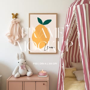 Mockup di cornice per cameretta per bambine in stile francese PSD e CANVA rosa - Mockup di stampa artistica, A3 DIN-A modificabile, rustico, esposizione di arte da parete per bambini