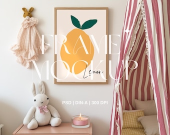 Può includere: Un'illustrazione incorniciata di un limone giallo con foglie verdi su sfondo bianco. La cornice è in legno e ha un passepartout bianco. L'illustrazione è intitolata "Lemon".