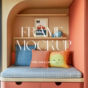 Pu&ograve; includere: Un mockup di cornice in legno con un passepartout bianco e una stampa colorata di un'auto rossa con il testo "Dd Drive" all'interno. La cornice &egrave; su uno scaffale in una nicchia con un cuscino blu chiaro e arancione su una panca.