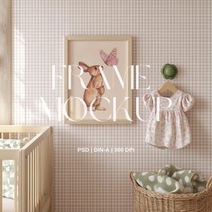 Maquette de cadre de chambre de bébé minimaliste PSD et CANVA avec cadre en bois et papier peint rose pastel pour chambre de fille. Modèle A3 DIN-A modifiable, 300