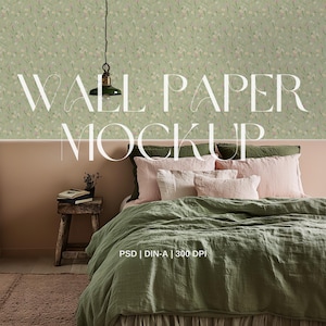 Puede incluir: Una maqueta de papel tapiz floral verde con una cama delante. La cama tiene un edredón de lino verde, almohadas rosas y blancas y una mesita de noche de madera con un libro encima. El texto "WALLPAPER MOCKUP" está escrito en blanco en el papel tapiz.