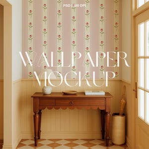 Könnte beinhalten: Innenraum mit einer Holzkonsolentisch, einer Lampe und einer Vase. Die Tapete hat ein rosa-cremefarbenes Streifenmuster mit floralen Akzenten. Der Text "WALLPAPER MOCKUP" ist auf der Tapete zu sehen.