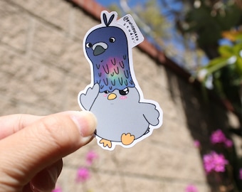 Könnte beinhalten: Ein Aufkleber mit einem Cartoon-Vogel mit einem regenbogenfarbenen, schillernden Kopf. Der Vogel trägt einen blauen und violetten Hut mit einem regenbogenfarbenen, schillernden Design. Der Aufkleber ist auf weißem Hintergrund. @puniepotato studio.