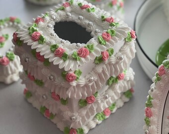 Boîte de mouchoirs Shabby Chic Rosebud et Ruffle Cake