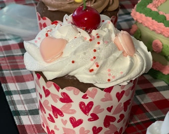 Gâteau coeur conversation dans une tasse