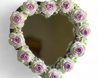 Lavendeltaartspiegel met rozen