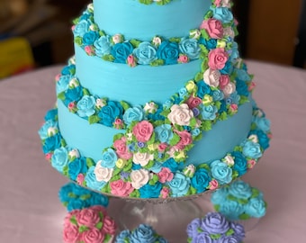 Gâteau fausses roses et boutons de rose turquoise