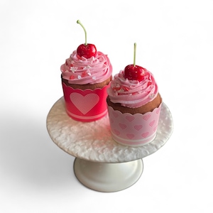 Dois cupcakes falsos do Dia dos Namorados com cerejas/cupcake ou cupcake pick
