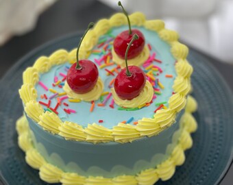 Faux gâteau bleu clair Sunshine and Sprinkles avec cerises