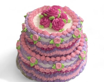 Tarta vintage de dos pisos con rosas/Tarta falsa