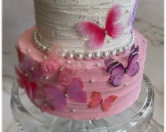 Torta a più livelli con farfalla rosa/torta finta/torta finta