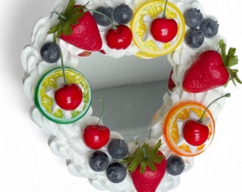 Spiegel mit Obstsalat und Schlagsahne Faux Heart Cake Spiegel