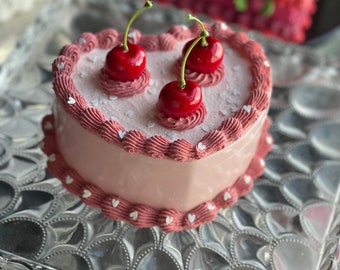 Boîte à bijoux imitation gâteau rose pâle et mauve avec cerises et pépins coeur